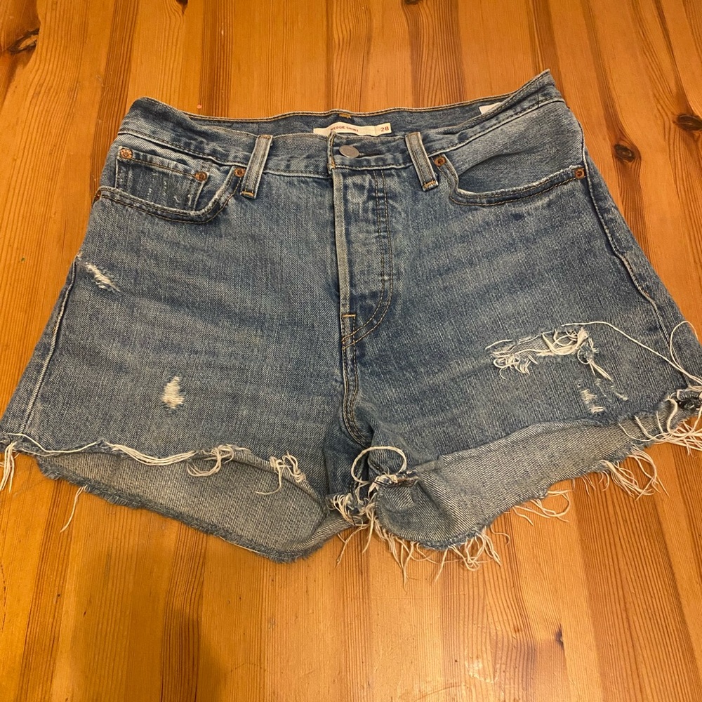 Women Levi’s Shorts Size 28